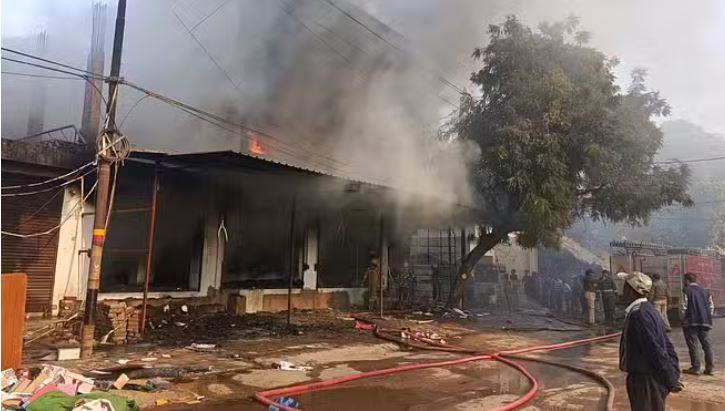 Photo of कानपुर: जूता मार्केट की दुकान में लगी आग, परिवारों ने बाहर निकलकर बचाई जान