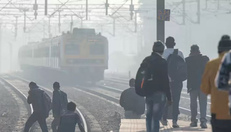 Photo of शीतलहर ने दिल्ली-यूपी में बढ़ाई ठंड, कश्मीर में जमने लगी डल झील; तमिलनाडु में बारिश के आसार