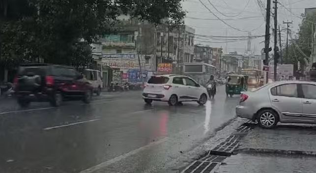 Photo of  गड़गड़ाहट से गूंज उठा हल्द्वानी…अचानक बदला मौसम और होने लगी तेज बारिश