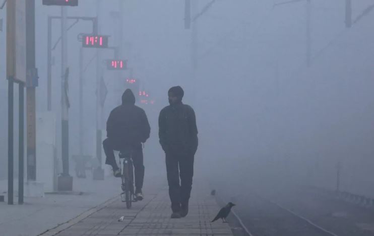 Photo of पहाड़ों पर ठंड हुई प्रचंड, हिमपात से हिमाचल में शीतलहर बढ़ी; दिल्ली-यूपी में सताएगा कोहरा