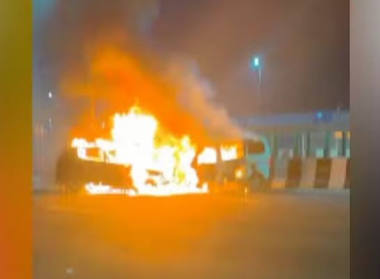 Photo of द्वारका में दो कारों के बीच भीषण टक्कर, दोनों में लगी आग