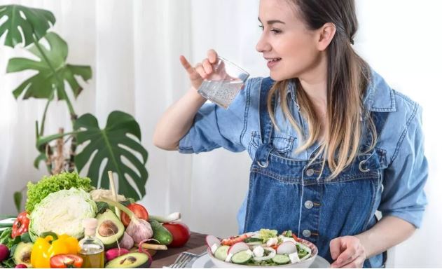 Photo of शरीर में हो गई है पानी की कमी तो ठंड में आपको हाइड्रेट रखेंगे ये फूड्स