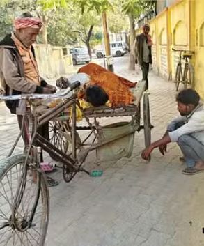 Photo of यूपी: यहां तो अस्पताल ही बीमार हैं, इलाज न मिलने पर मरीज को ठेले पर ले गए घर वाले