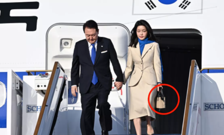 Photo of तो लेडीज हैंडबैग की वजह से दक्षिण कोरिया में लगा मार्शल लॉ? एक वीडियो से आया सियासी भूचाल