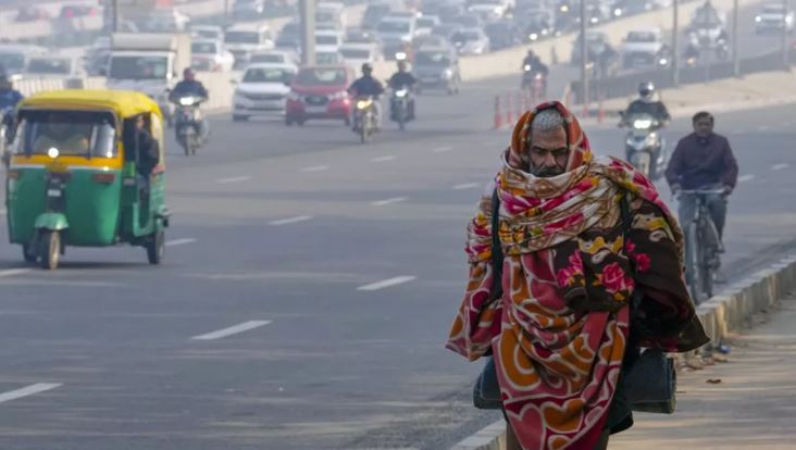 Photo of  दिल्ली-हरियाणा में चली शीतलहर, पहाड़ों पर बर्फबारी से मनाली-लेह मार्ग बंद