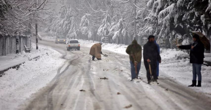 Photo of कश्मीर में शून्य से नीचे पहुंचा तापमान, हिमाचल में हिमपात के आसार