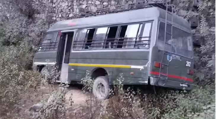 Photo of सेना का वाहन हुआ अनियंत्रित, डिवाइडर तोड़ टीले में जाकर अटका