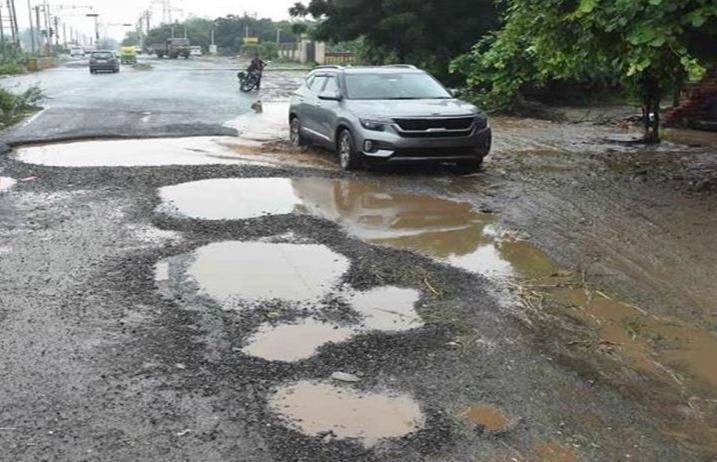 Photo of लापरवाही: 6.12 करोड़ की लागत से बनाई चीका-कैथल सड़क डेढ़ वर्ष में ही तोड़ने लगी दम