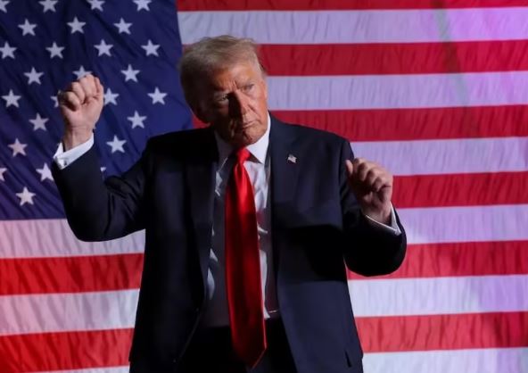 Photo of शपथ लेने से पहले जमकर नाचे डोनाल्ड ट्रंप, सोशल मीडिया पर वायरल हो रहा वीडियो