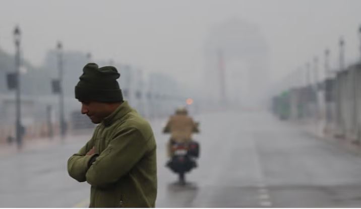 Photo of दिल्ली में सर्दी का सितम… और बढ़ेगी ठिठुरन, घने कोहरे का येलो अलर्ट