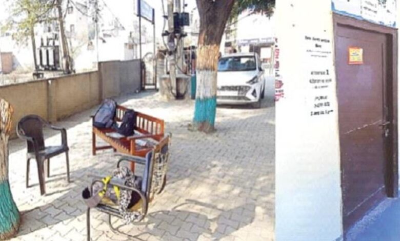 Photo of बेघर हुआ रोजगार कार्यालय: पेड़ के नीचे बैंच पर बैठकर काम कर रहे कर्मचारी