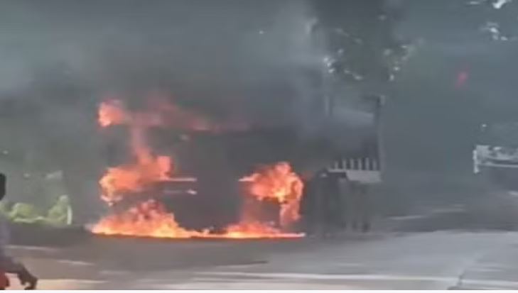 Photo of जगदलपुर: चलते वाहन में अचानक लगी आग, चालक ने कूदकर बचाई जान