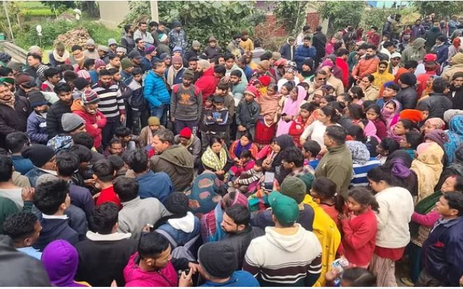 Photo of पत्नी और बेटे के सामने बीट वॉचर को उठा ले गया बाघ, गुस्साए लोगों ने तीन घंटे लगाया जाम