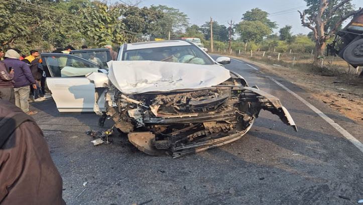 Photo of कुंभ जा रहे कांग्रेस विधायक हादसे का शिकार: कार और ट्रक के बीच जोरदार भिड़ंत