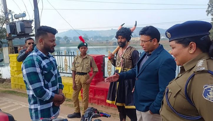 Photo of यमराज बनकर समाजसेवी ने दिया सड़क सुरक्षा का संदेश