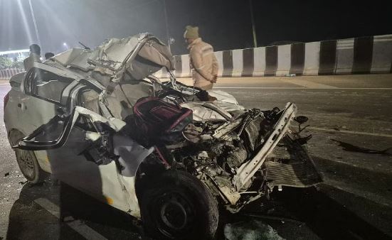 Photo of यूपी: गाय से टकराने के बाद तेज रफ्तार ट्रक से टकराई कार