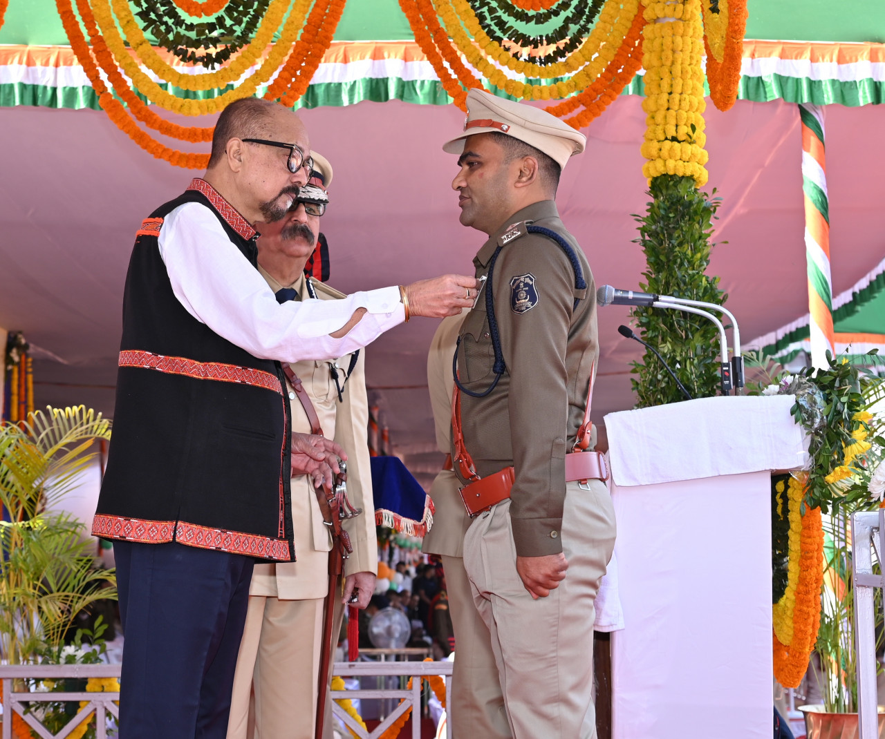 Photo of राज्यपाल डेका ने पुलिस अधिकारियों एवं कर्मचारियों को पद अलंकरण से किया सम्मानित