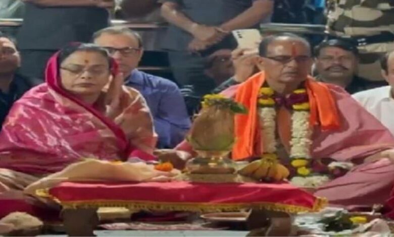 Photo of शिवराज सिंह ने सपत्नीक त्र्यंबकेश्वर ज्योतिर्लिंग मंदिर में किए दर्शन