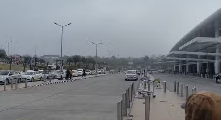 Photo of देहरादून : खराब मौसम ने बढ़ाई परेशानी, कोहरे से हवाई यातायात हुआ प्रभावित