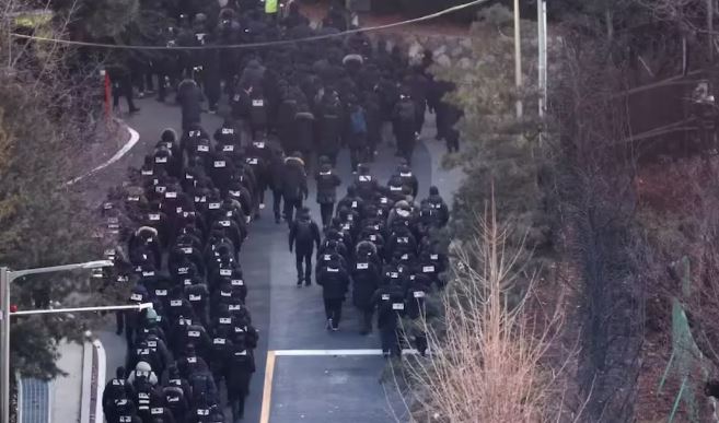 Photo of दक्षिण कोरिया में हाई वोल्टेज ड्रामा के बाद राष्ट्रपति यून सुक योल गिरफ्तार