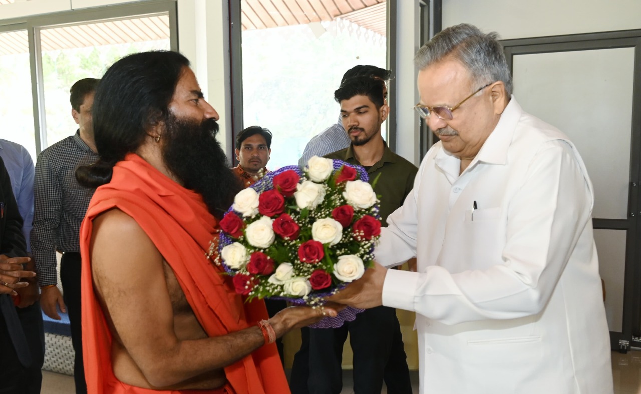 Photo of रमन से मिले योग गुरु बाबा रामदेव