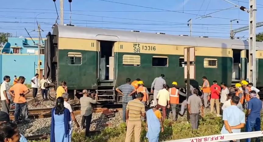 Photo of तमिलनाडु में बेपटरी हुई पैसेंजर ट्रेन, लोको पायलट की सूझबूझ से बची सैकड़ों यात्रियों की जान