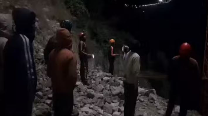 Photo of अलकनंदा नदी पर बन रहे पुल पर निर्माण कार्य के दौरान हादसा, ट्रॉली का तार टूटा, मजदूर की मौत