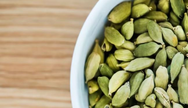 Photo of चार हफ्ते गर्म पानी में डालकर पी लीजिए इलायची बीज का पानी