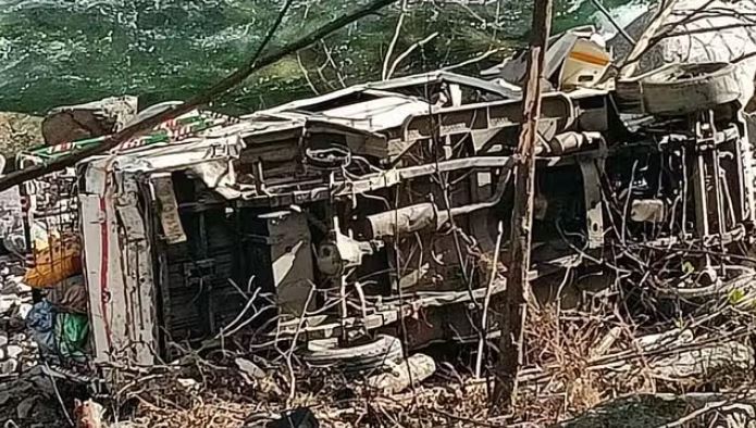 Photo of अनियंत्रित होकर 100 मीटर गहरी खाई में गिरा यूटिलिटी वाहन, दो की मौत और तीन लोग घायल