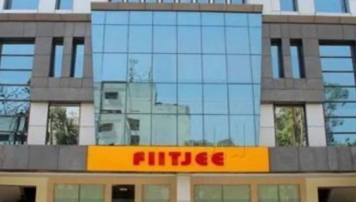 Photo of FIITJEE की कई ब्रांच बंद होने पर पेरेंट्स का हंगामा, पुलिस में दर्ज कराई शिकायत