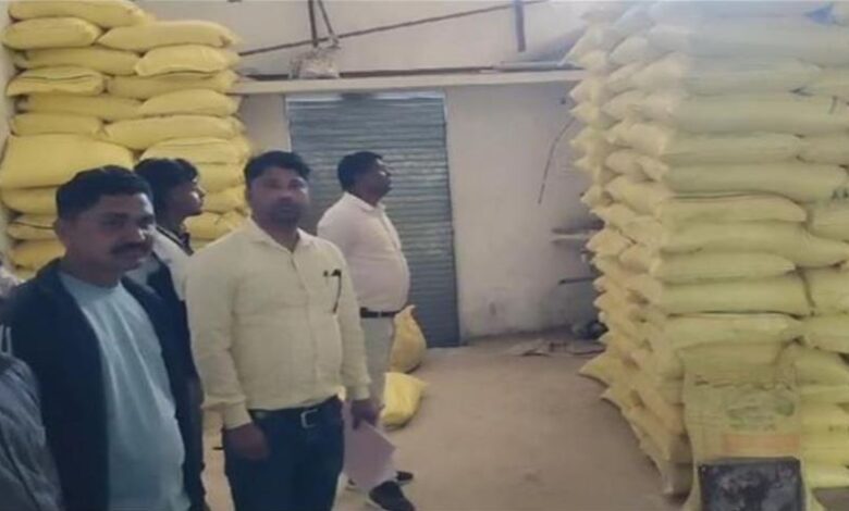 Photo of खंडवा में महंगे दामों पर बेचा जा रहा था खाद…