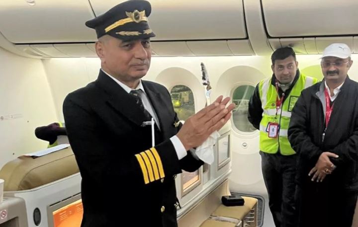 Photo of रिटायर हुए IC 814 के कैप्टन देवी शरण, फेयरवेल पर हो गए भावुक; कंधार हाईजैक के थे हीरो