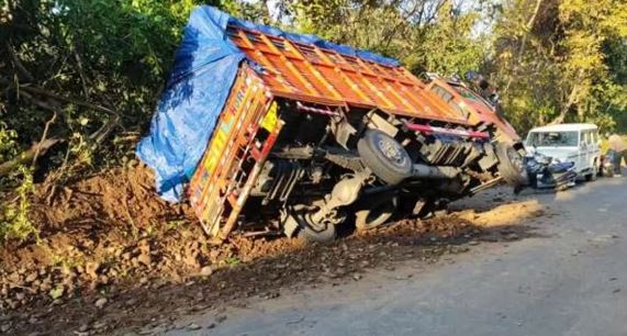 Photo of कर्नाटक में दो अलग-अलग सड़क हादसों में गई 14 लोगों की जान