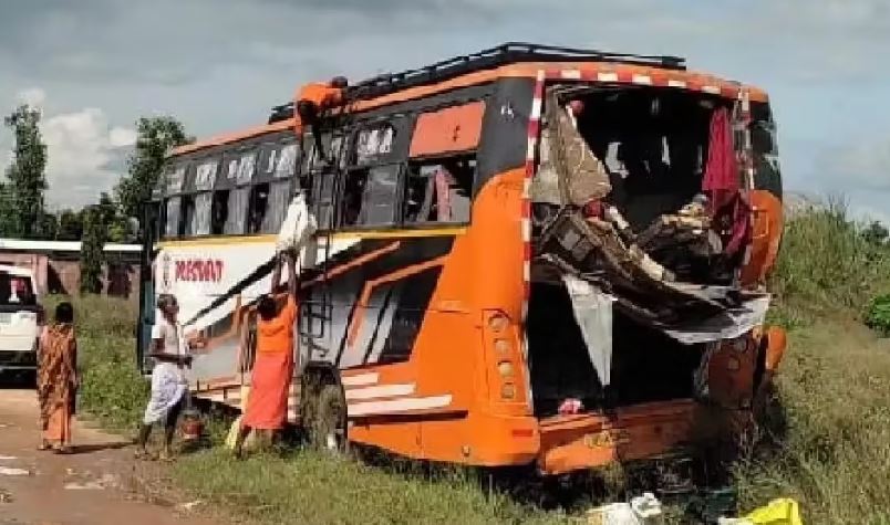 Photo of आंध्र प्रदेश में दो RTC बसों के बीच हुई जोरदार टक्कर