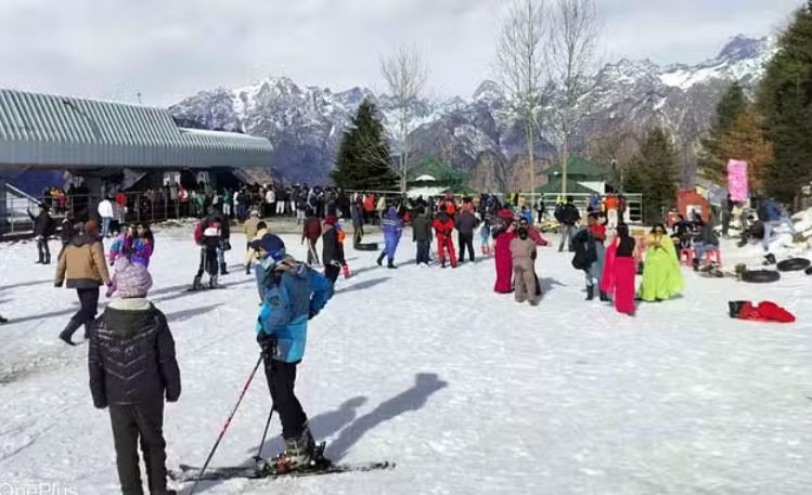Photo of हिमालय की गोद में नए साल का जश्न, बर्फबारी के बीच पर्यटकों के लिए यादगार बने पल…