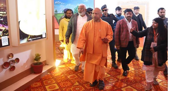 Photo of मुख्यमंत्री ने फ्लीट रोककर दिया फायर ब्रिगेड को रास्ता, पीएम मोदी को दी आग की जानकारी