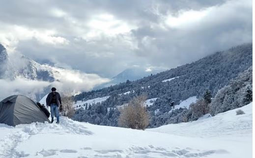 Photo of उत्तराखंड: बर्फ से सराबोर हुईं देवभूमि की वादियां…हर्षिल, औली और चकराता में दिखा जन्नत सा नजारा