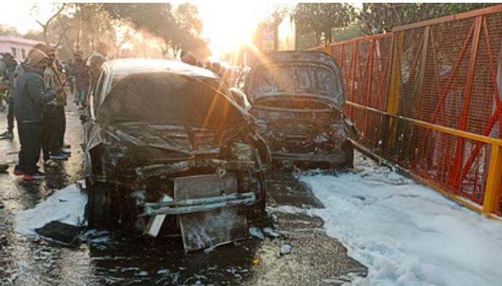 Photo of प्रयागराज: कुंभ मेला क्षेत्र में फिर लगी आग, दो गाड़ियां जलीं