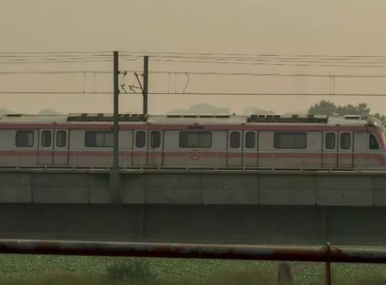 Photo of पूर्व वायुसेना कर्मी ने मेट्रो ट्रैक पर ट्रेन के सामने लगाई छलांग, अन्य कर्मचारियों ने बचाई जान