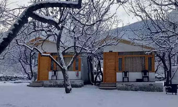 Photo of उत्तराखंड: जल स्रोत भी जम चुके…छतों से पिघल रही बर्फ के पानी से प्यास बुझा रहे हर्षिल घाटी के लोग