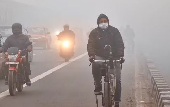 Photo of दिल्ली-यूपी में घने कोहरे ने थामी रफ्तार, दर्जनों ट्रेनें लेट; पहाड़ों पर बारिश की संभावना