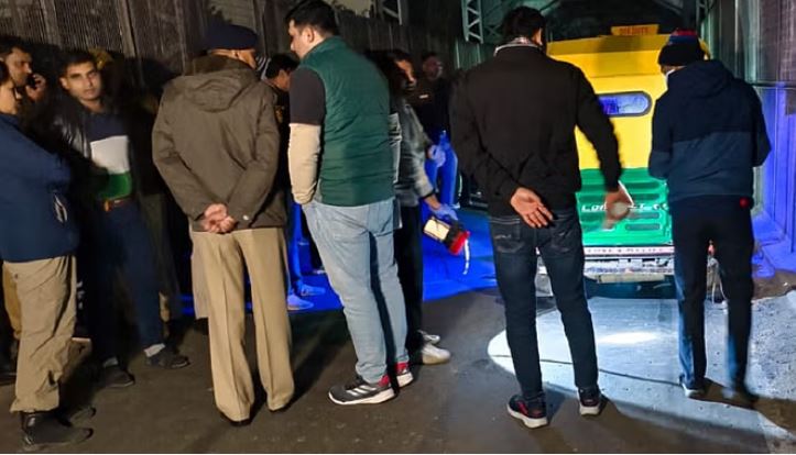 Photo of ऑटो चालक की गला रेतकर हत्या, पुराने लोहे के पुल पर दो घंटे ऑटो में पड़ा रहा शव