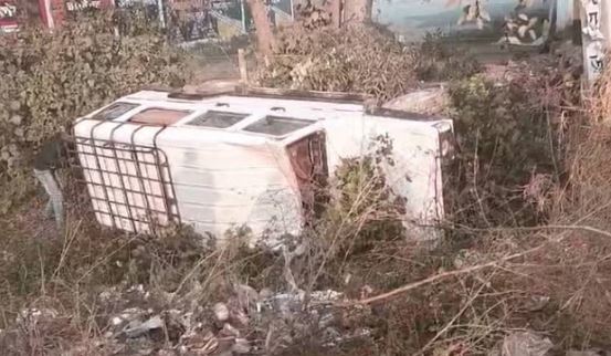 Photo of महाकुंभ से लौट रही श्रद्धालुओं से भरी ट्रैवलर मिनी बस पलटी…सात लोग घायल, अस्पताल में कराए गए भर्ती