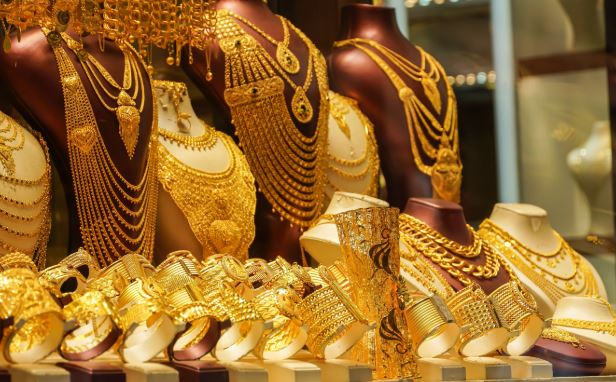 Photo of 7 दिन बाद सस्ता हुआ सोना, चांदी का भी घटा भाव; चेक करें लेटेस्ट प्राइस