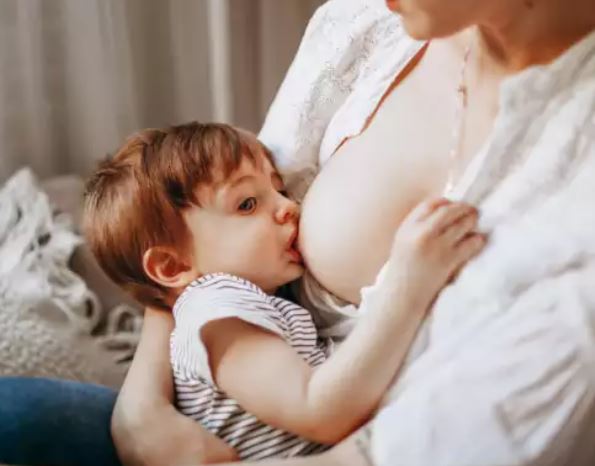 Photo of डॉक्टर ने बताया बच्चे को कैंसर से बचाने में कैसे मददगार है मां का दूध