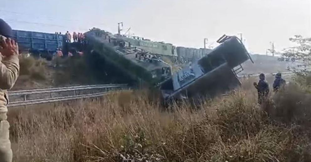 Photo of यूपी: फतेहपुर में बड़ा रेल हादसा टला, एक ही ट्रैक पर आपस में भिड़ीं 2 माल गाड़ियां…