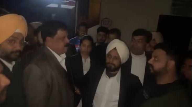 Photo of तहसील कॉम्प्लेक्स में अवैध चैंबर को लेकर प्रशासनिक अधिकारी और वकील आमने-सामने