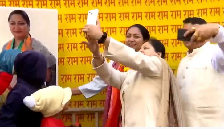 Photo of सीएम रेखा गुप्ता के घर समर्थकों की भीड़, बधाई देने वालों का लगा तांता