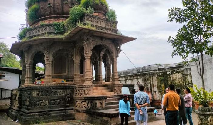 Photo of देवी अहिल्या की बेटी की ढाई सौ साल पुरानी छत्री संवारेगा उनका परिवार