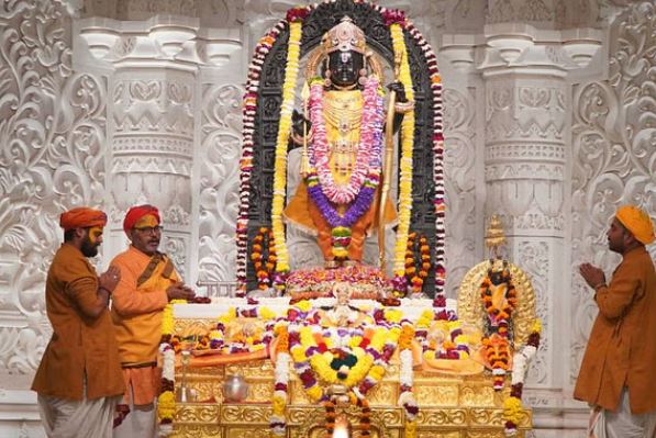 Photo of महाकुंभ से अयोध्या पहुंच रहे श्रद्धालु: रामलला के दीदार कर हुए धन्य…